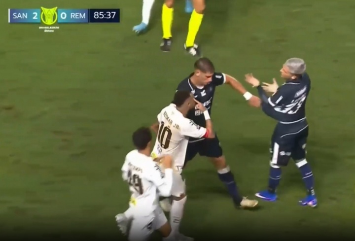 被犯规后与对手冲突染黄！裁判报告：内马尔以不尊重比赛方式行事